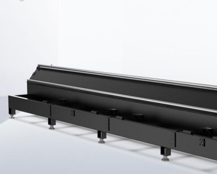 The side-mounted bed isstable and convenient